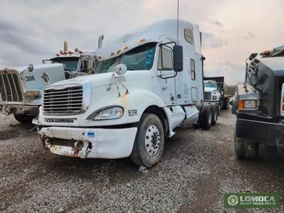Freightliner Columbia 120 Salvage Truck
