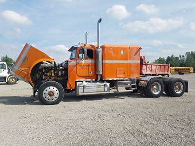 Freightliner FLC Salvage Truck