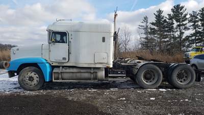 Freightliner FLD120 Salvage Truck