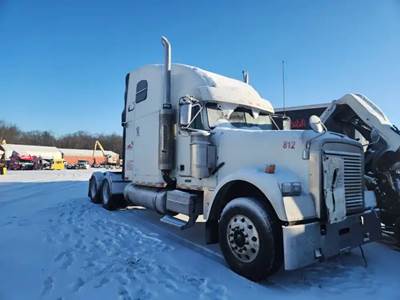 Freightliner FLD120 Classic Salvage Truck
