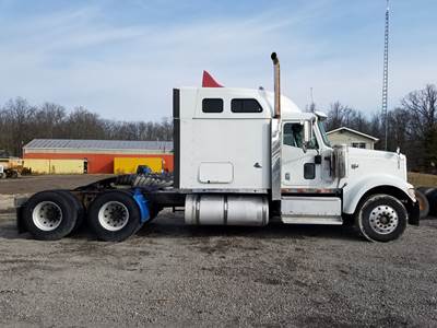 International 9900i Salvage Truck