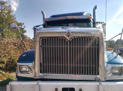 International 9900i Salvage Truck