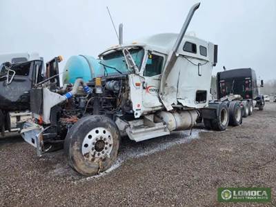 International 9900i Salvage Truck