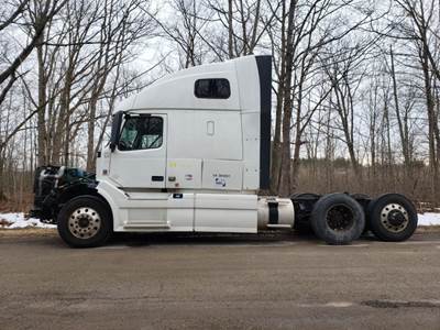Volvo VNL Salvage Truck