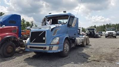 Volvo VNL Salvage Truck