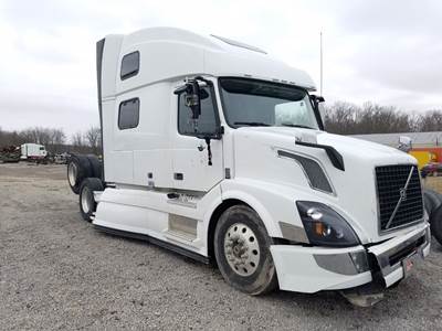 Volvo VNL Salvage Truck