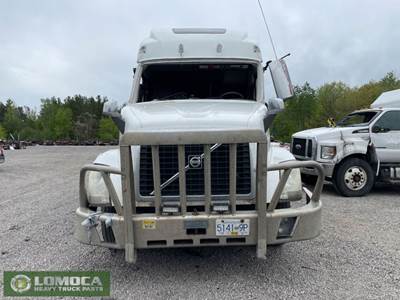 Volvo VNL Salvage Truck