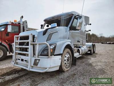 Volvo VNL Salvage Truck