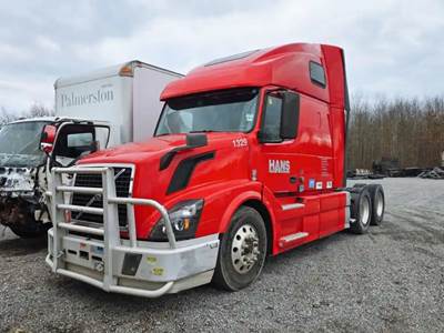 Volvo VNL Salvage Truck