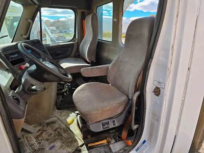 Freightliner Cascadia 125 Left Seat