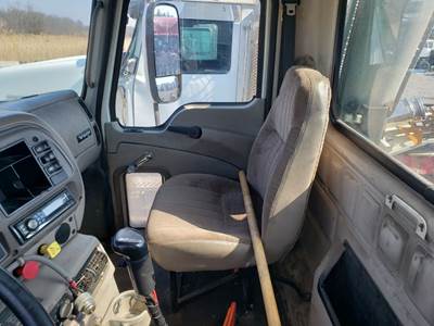 Mack Vision CXN613 Seat for a 2005 Mack CXN613