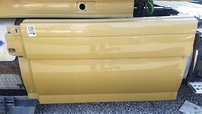 Volvo VNL Left Fairing