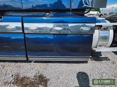 Volvo VNL Left Fairing