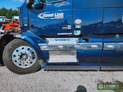 Volvo VNL Left Fairing