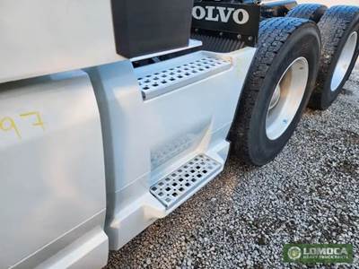 Volvo VNL Left Fairing