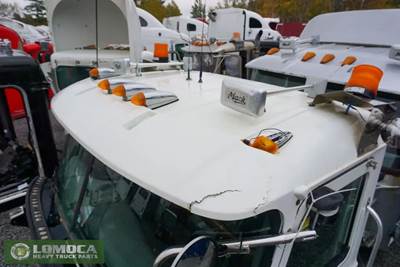 Mack Vision CXN613 Side Marker Lamp for a 2007 Mack CXN613