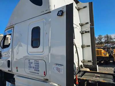 Freightliner Cascadia 126 Left Sleeper Fairing