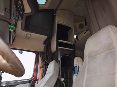 Volvo VNL Sleeper Part