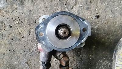 Cummins ISX Steering Pump for a 2014 Peterbilt 389