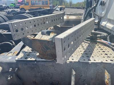 Freightliner Cascadia 125 Left Step