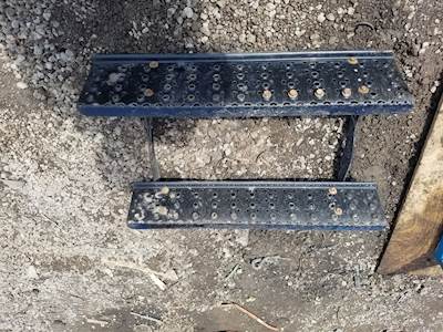 International DuraStar 4300 Left Step