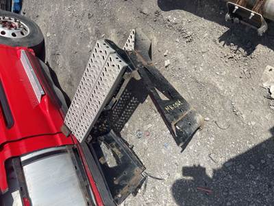 Mack Pinnacle CXU613 Right Step for a 2014 Mack CXU613