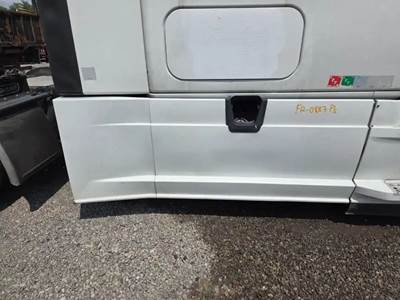 Freightliner Cascadia 126 Right Tank Fairing