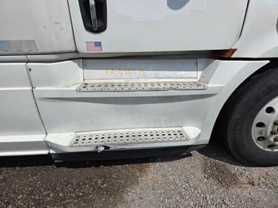 Freightliner Cascadia 126 Right Tank Fairing