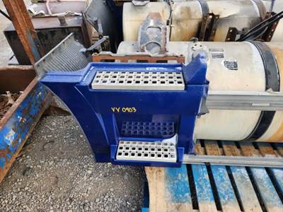 Volvo VNL Right Tank Fairing