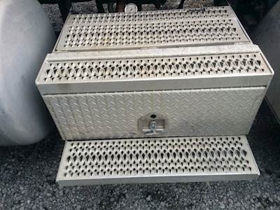 Peterbilt 379 Tool Box for a 2005 Peterbilt 379 UNIBILT