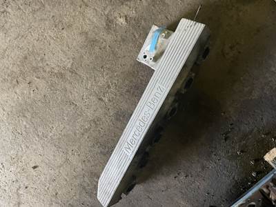 Mercedes-Benz OM460LA Valve Cover for a 2007 Freightliner COLUMBIA 120