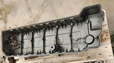 Volvo VED12 Valve Cover for a 2005 Volvo VNL