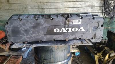 Volvo VED12D Valve Cover for a 2006 Volvo VNL