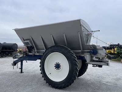 NEWTON CROUCH 40 Dry Fertilizer Applicator