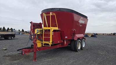 Supreme International 1200T Feed Wagon