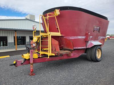 Supreme International 1200T Feed Wagon