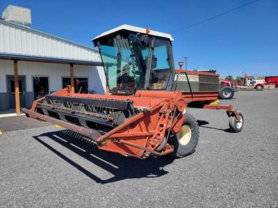 Hesston 8200 Self-Propelled Mower Conditioner/Windrower