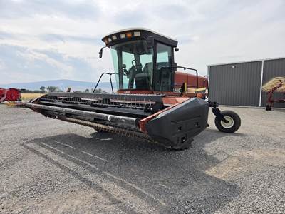 Hesston 8450 Self-Propelled Mower Conditioner/Windrower