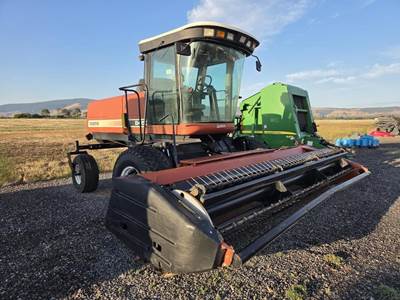 Hesston 8450 Self-Propelled Mower Conditioner/Windrower