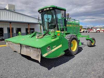 John Deere 4990 Self-Propelled Mower Conditioner/Windrower