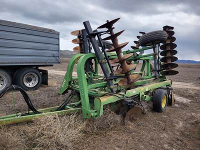 John Deere 335 Disk
