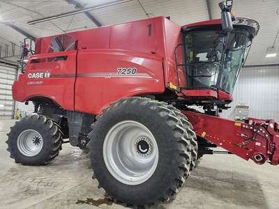 Case IH 7250 Combine