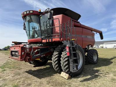 Case IH 8010 Combine