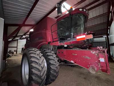 Case IH 8120 Combine