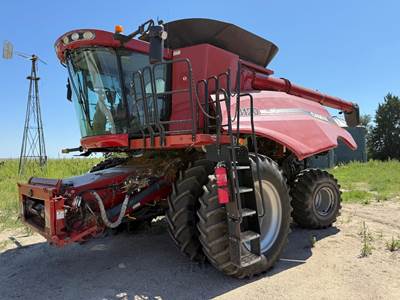 Case IH 8120 Combine