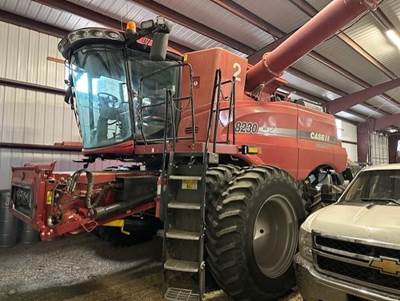 Case IH 8230 Combine