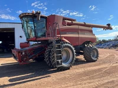 Case IH 8240 Combine
