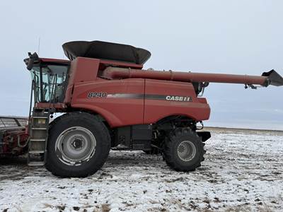 Case IH 8240 Combine