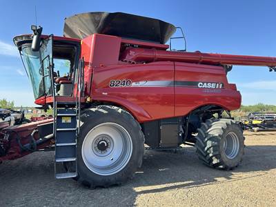 Case IH 8240 Combine
