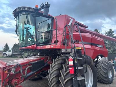 Case IH 8240 Combine